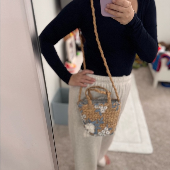 🌸Woven Floral Handbag - Blue and Tan - Picture 9 of 10